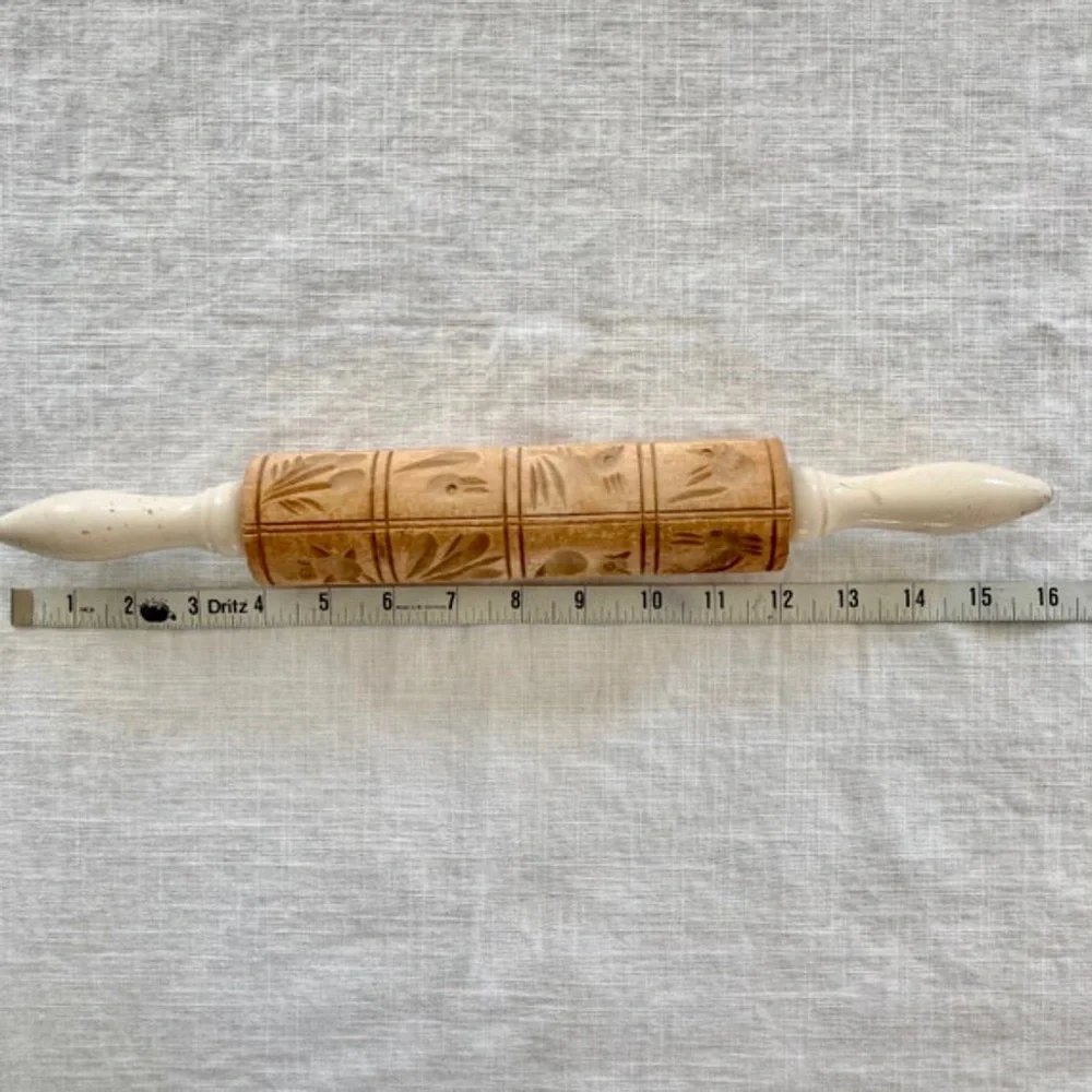 Vintage embossing spingerie folk art rolling pin.